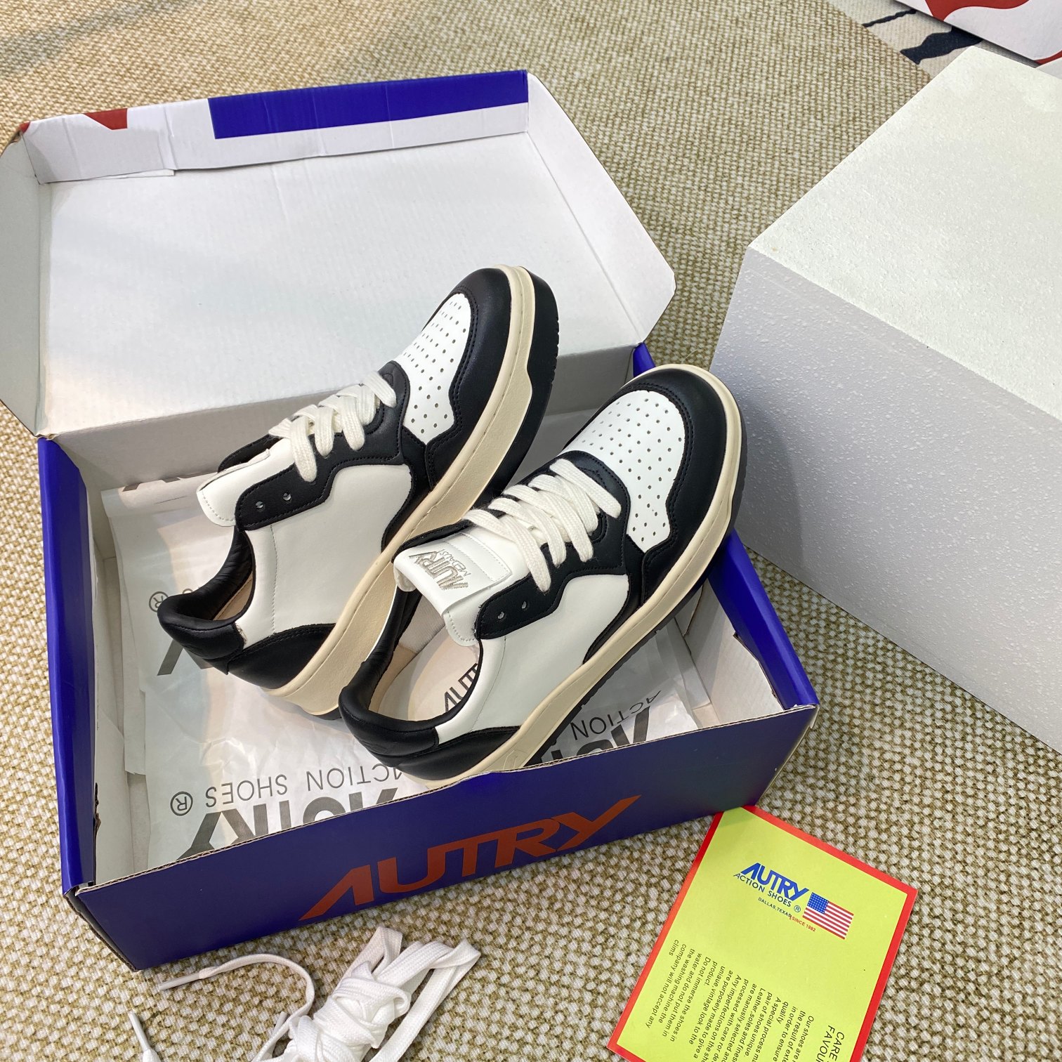 Autry Medalist Leather Court Sneakers Black/White