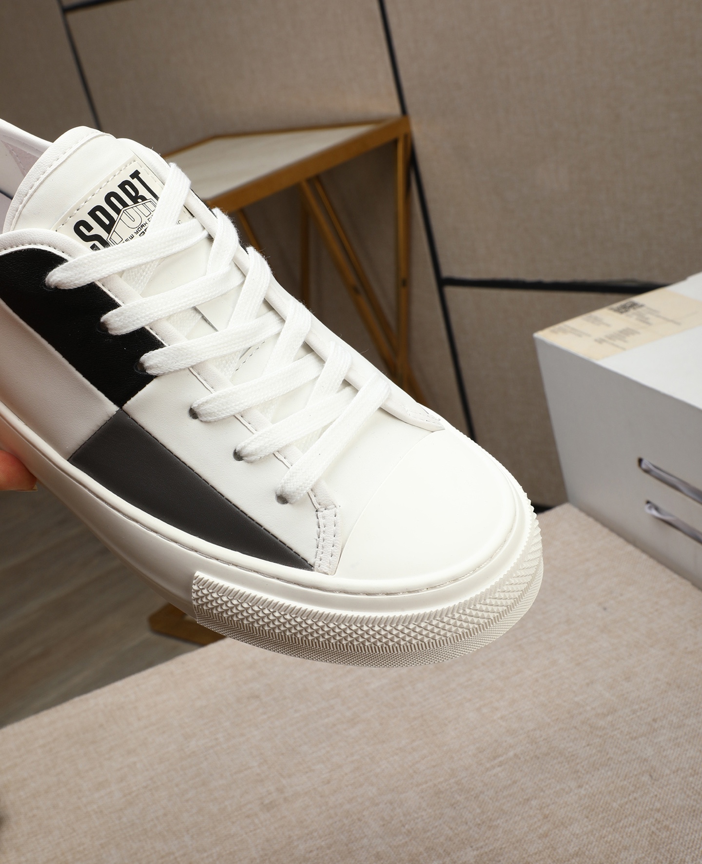 Gucci Leather Low-Top Sneakers Black/White