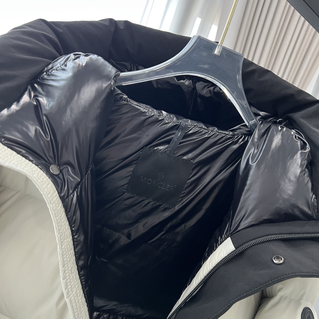 Moncler Madeira Down Jacket Grey/Black