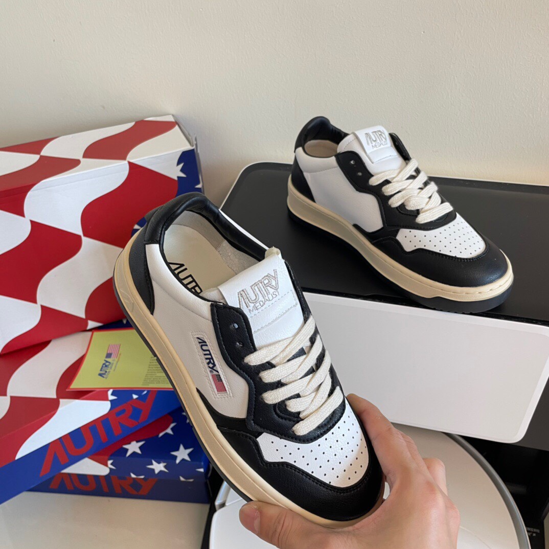 Autry Leather Low-Top Sneakers Black/White