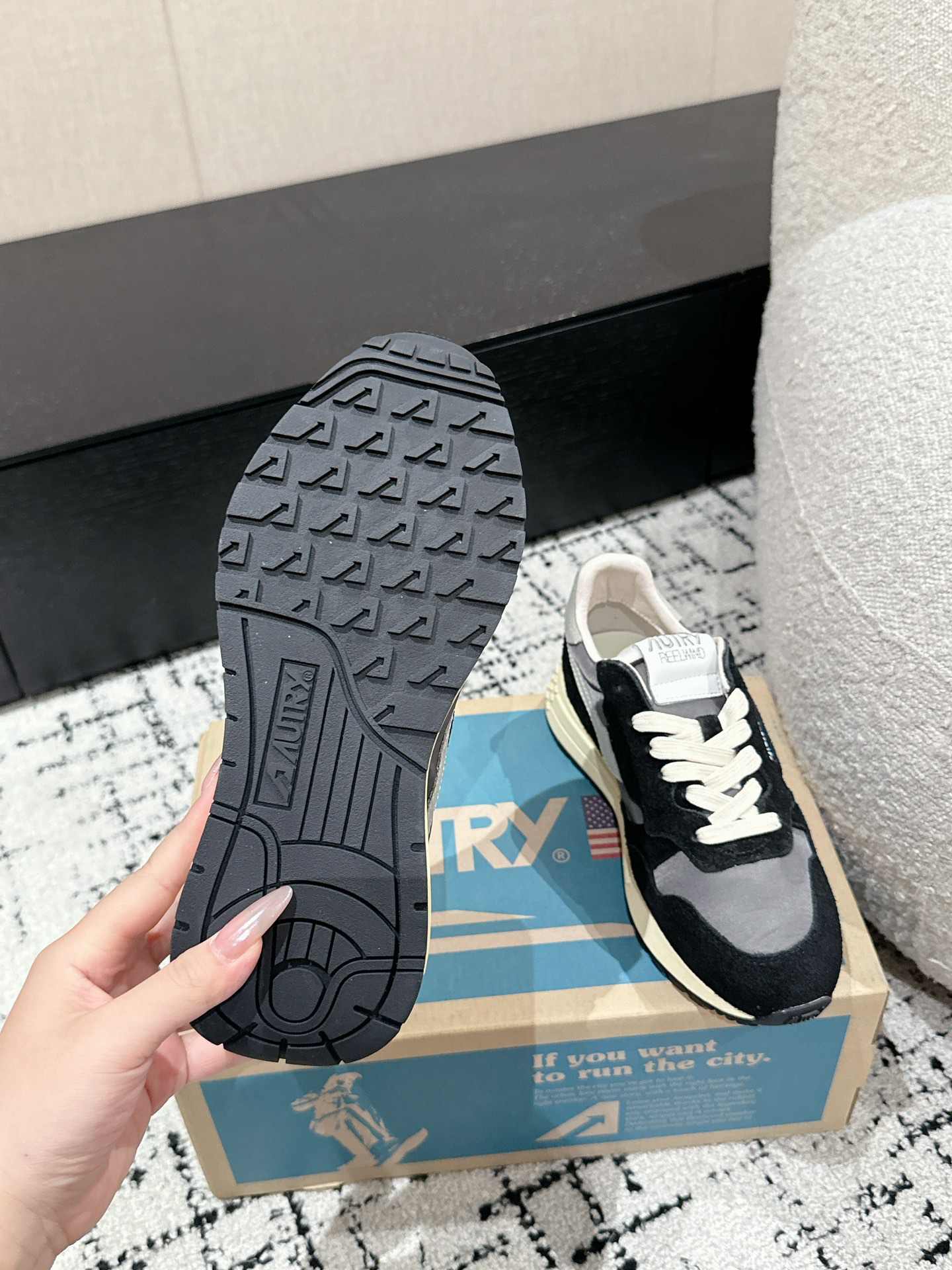 Autry Retro Runner Leather Sneakers Black/Grey