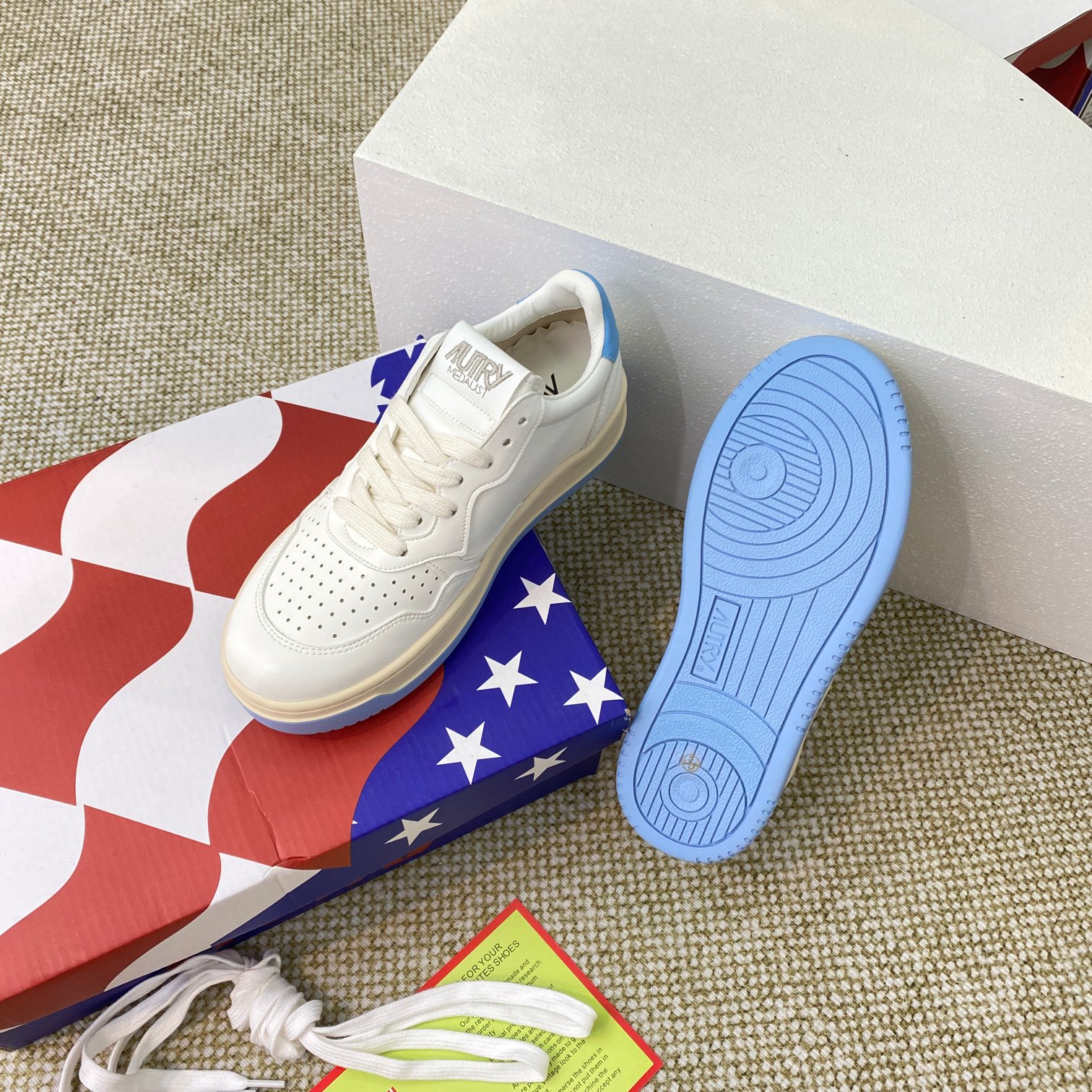 Autry Medalist Leather Sneakers White/Blue