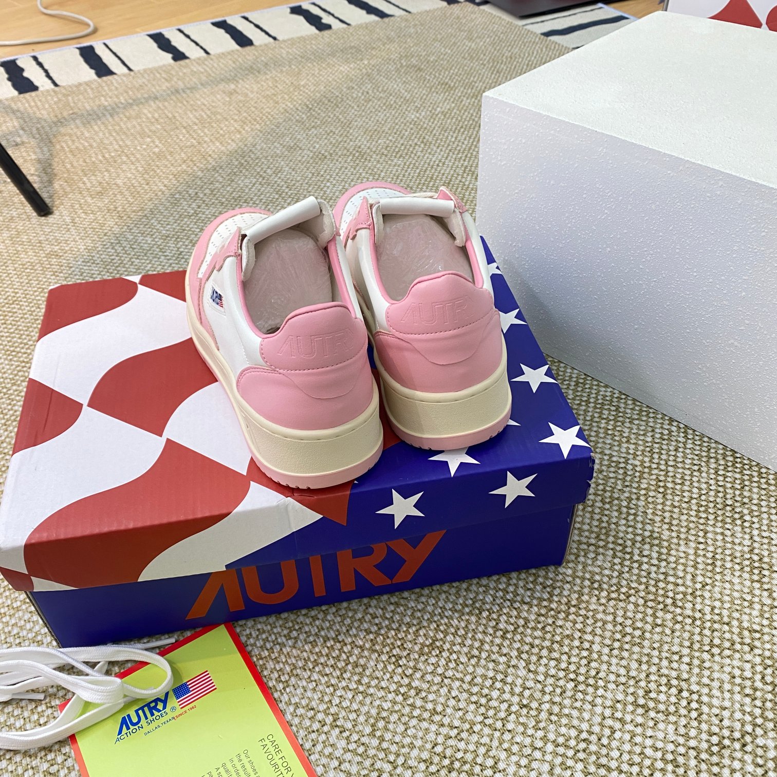 Autry Medalist Leather Sneakers Pink