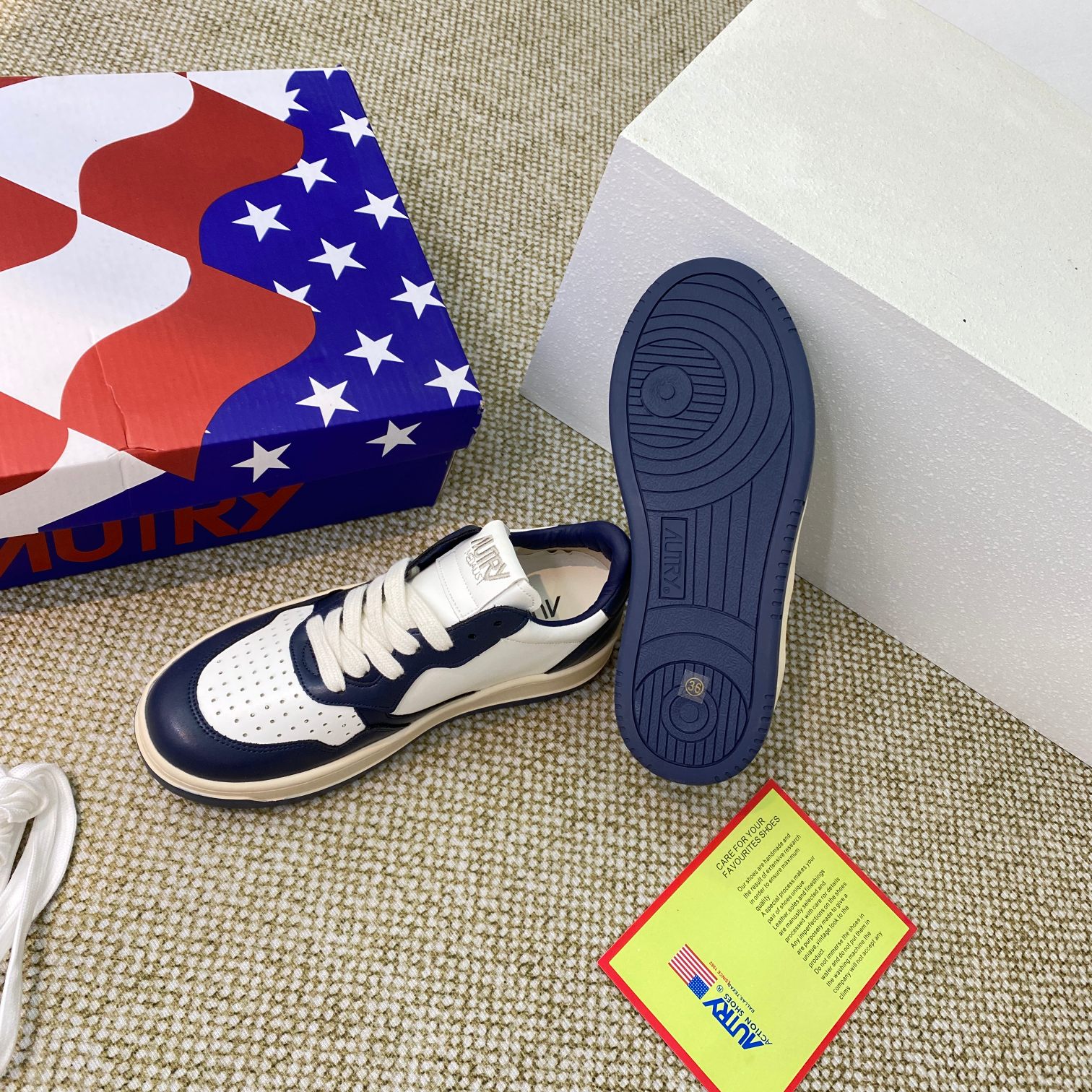 Autry Medalist Low Sneakers Navy/White