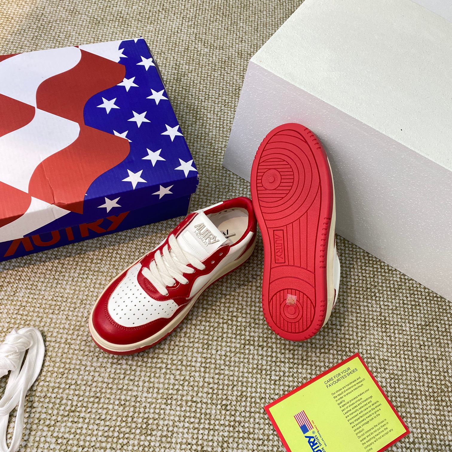 Autry Medalist Low Sneakers Red