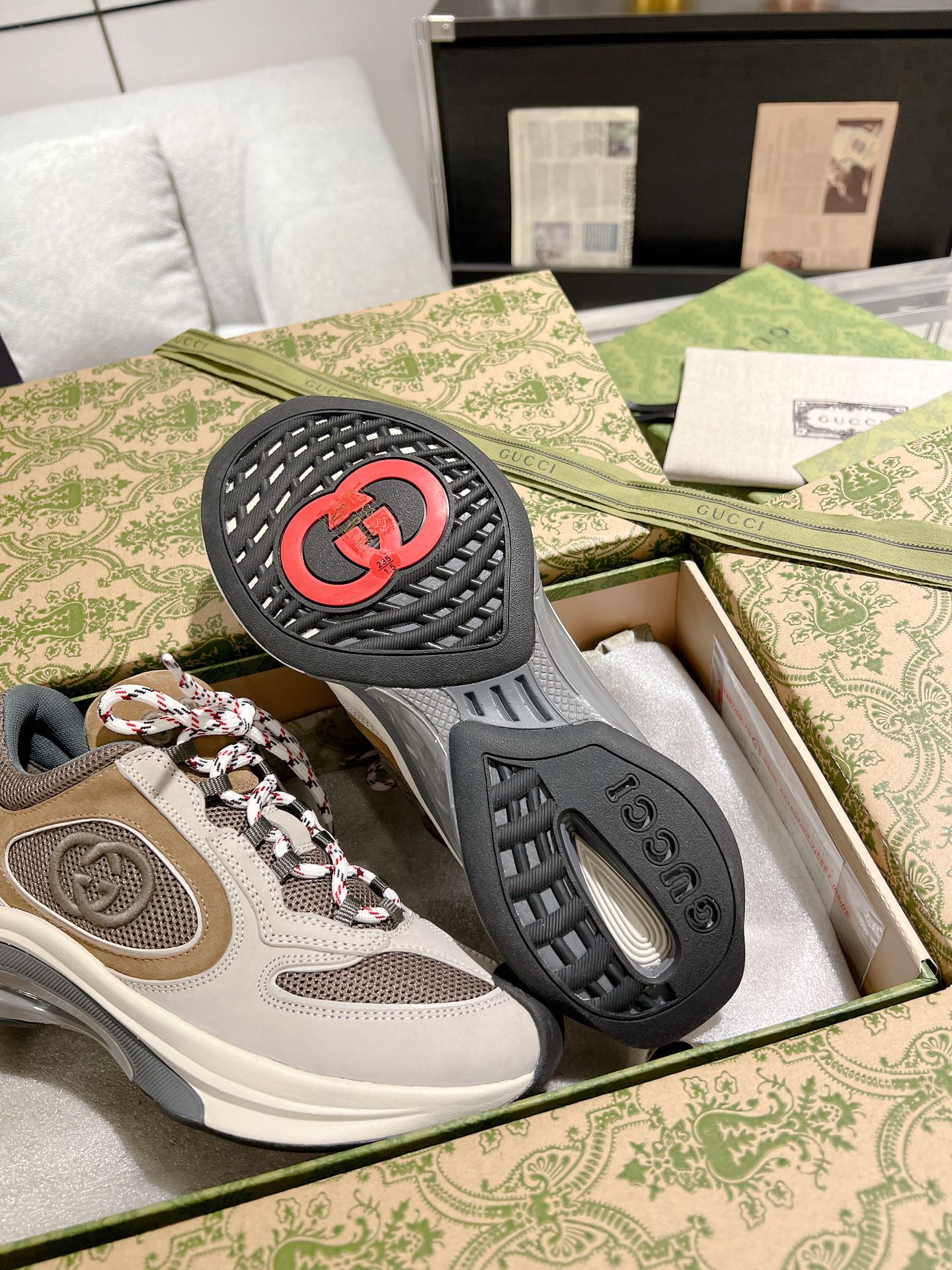 Gucci Run Chunky Sneakers Beige