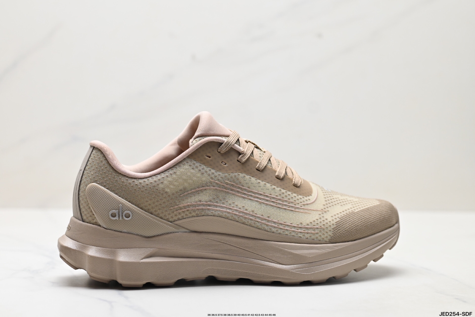 Alo Yoga Alo Runner Sneakers Beige