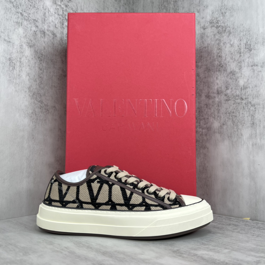 Valentino Garavani V Logo Low-Top Sneakers Beige/Black