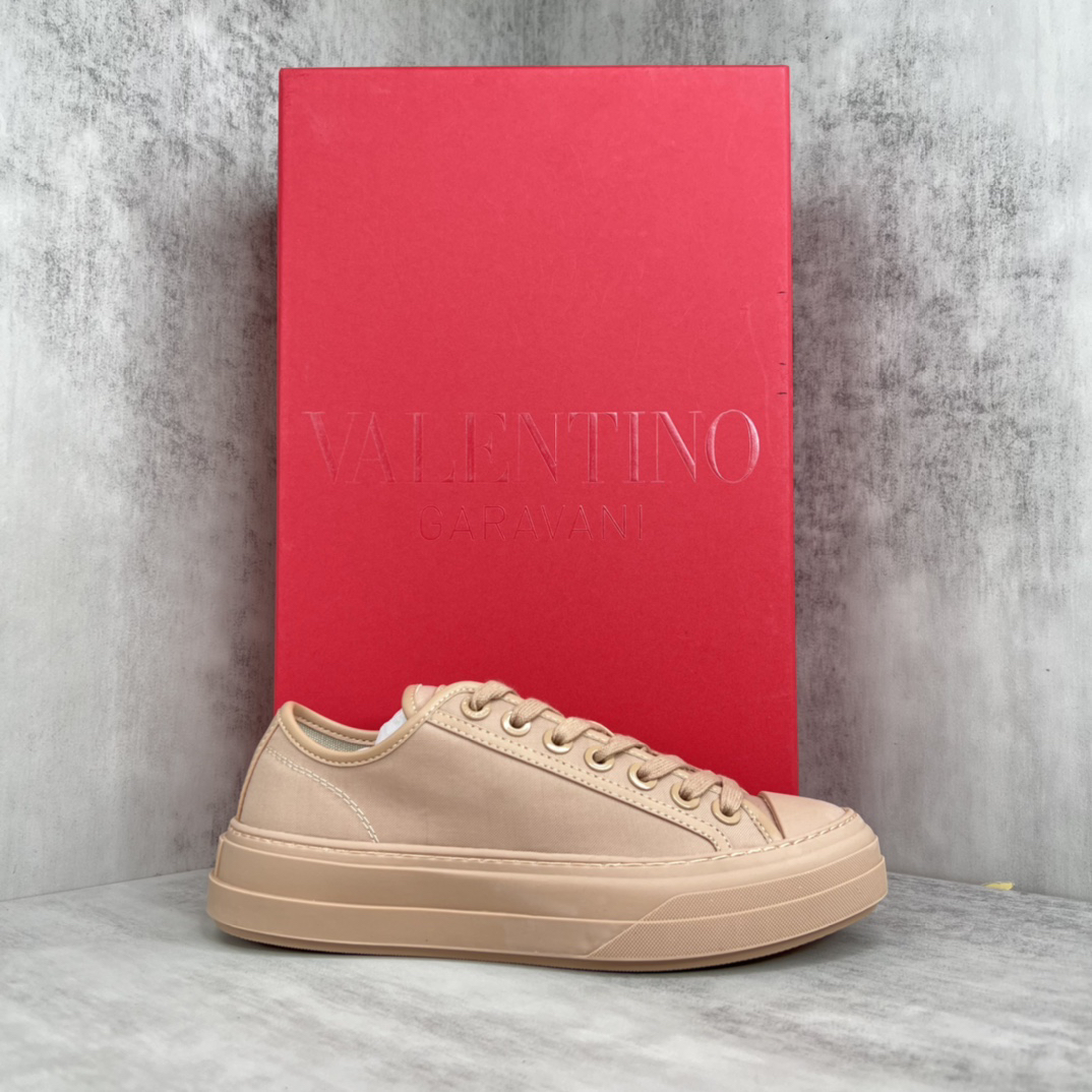 Valentino Garavani TotaloopV Low-Top Sneakers Beige