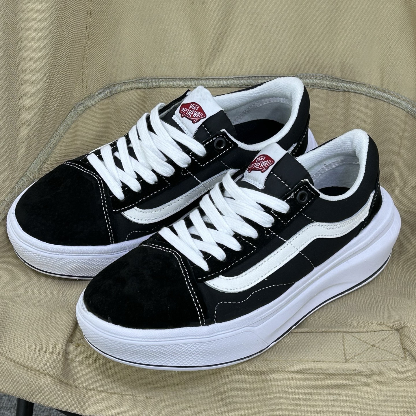 Vans Old Skool Overt ComfyCush Low-Top Skate Shoes Black/White