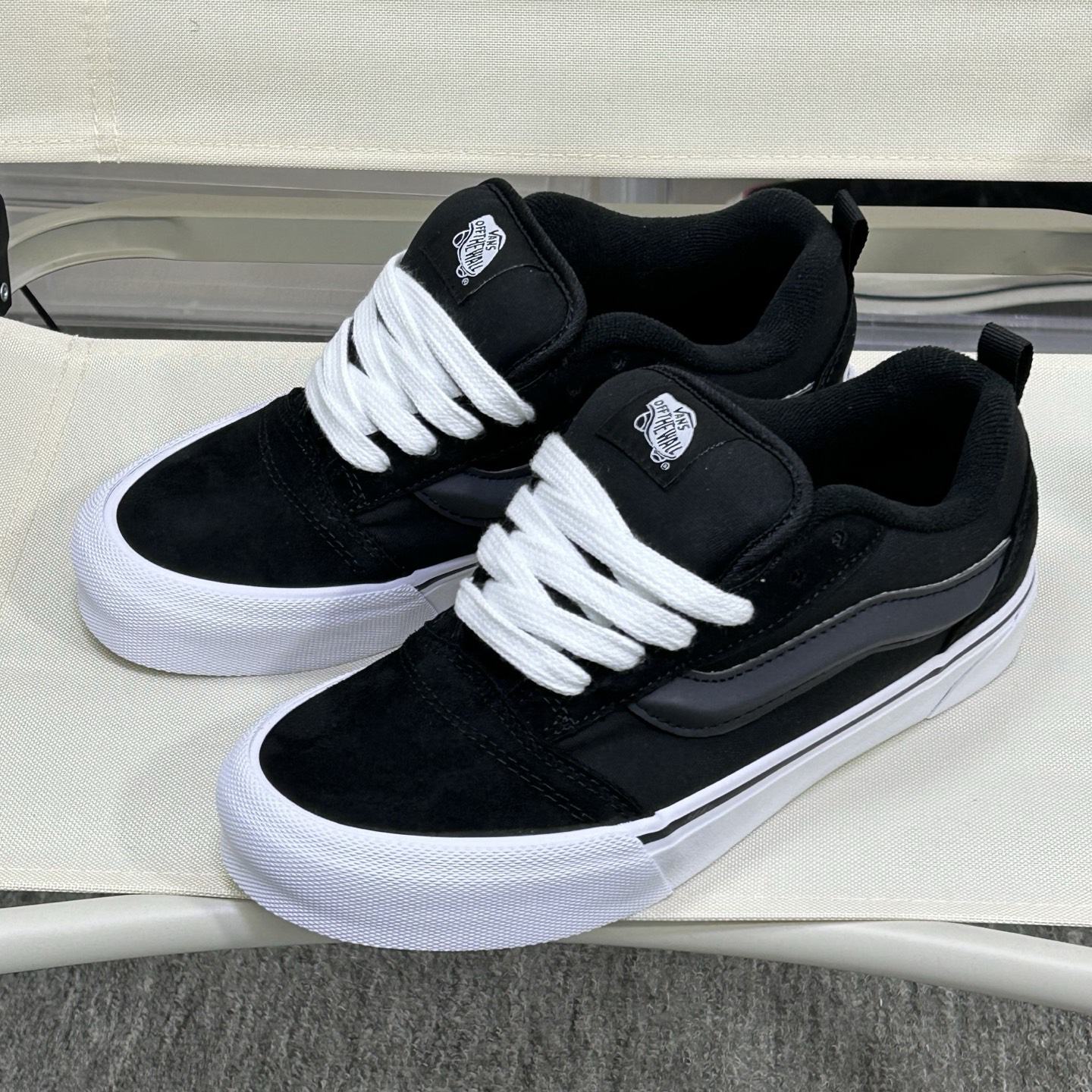 Vans Knu Skool Low-Top Skate Shoes Black/White