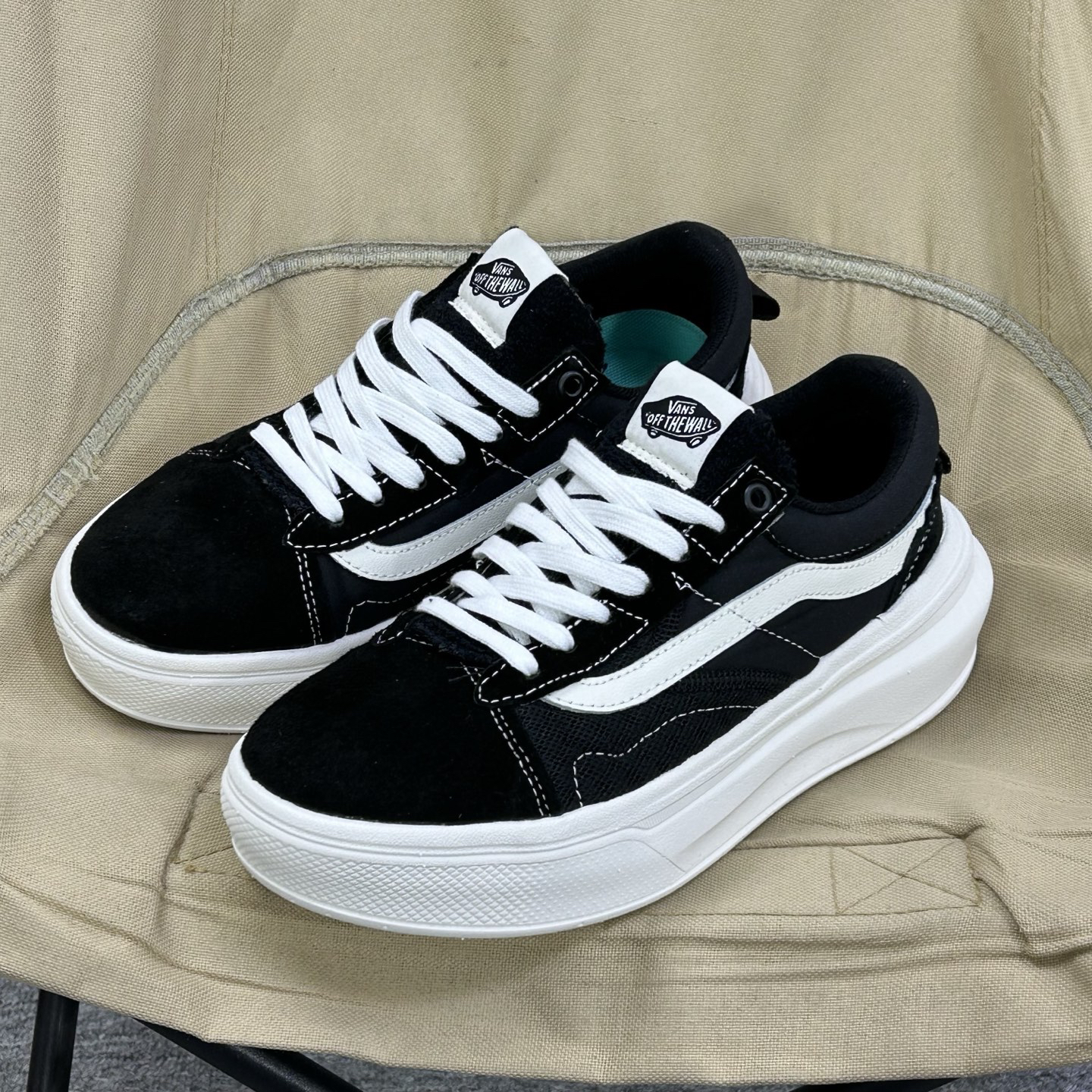 Vans Old Skool Overt ComfyCush Sneakers Black/White