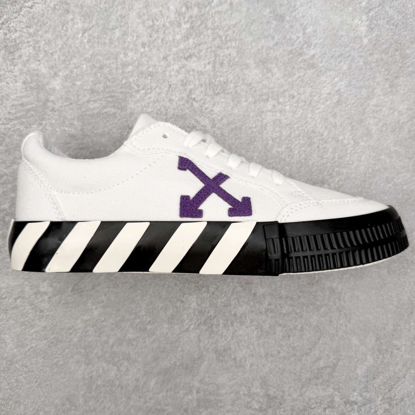 Off-White Low-Top Sneakers White