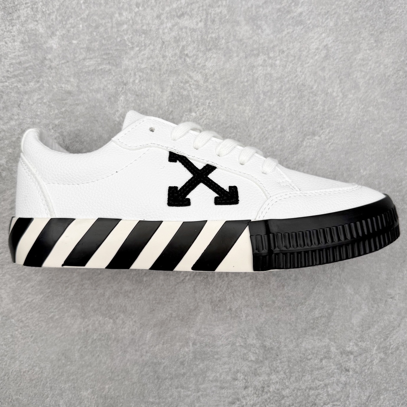 Off-White Low-Top Sneaker White/Black/Red