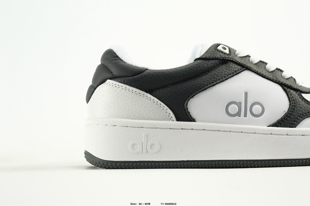 Alo Yoga Alo Runner Low-Top Sneakers Black/White