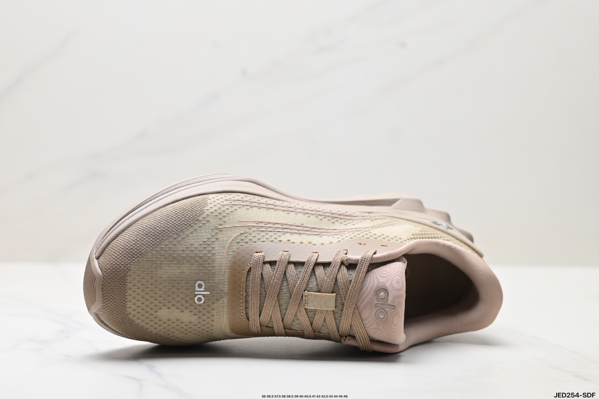 Alo Yoga Alo Runner Sneakers Beige