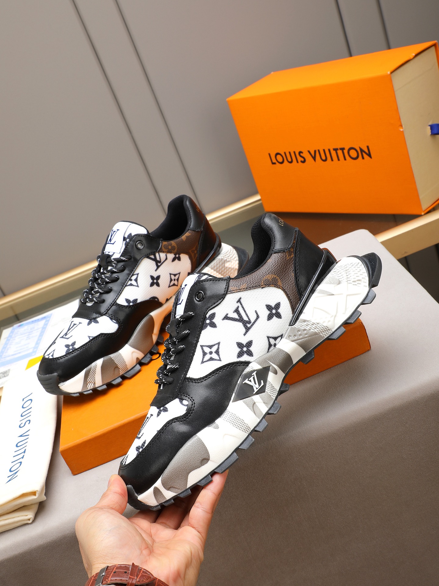 Louis Vuitton Monogram Runner Sneakers Breathable Casual Black/White