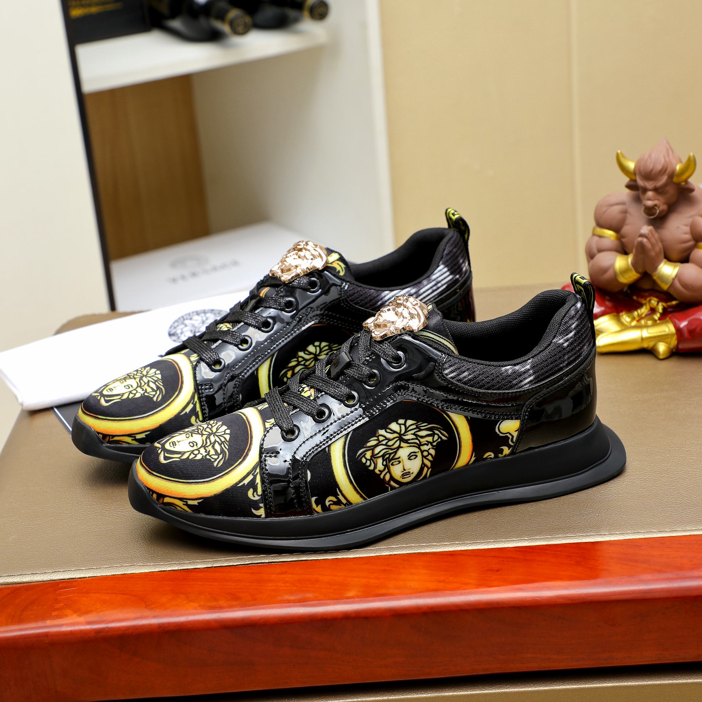 Versace Medusa Print Low-Top Sneakers Black/Gold