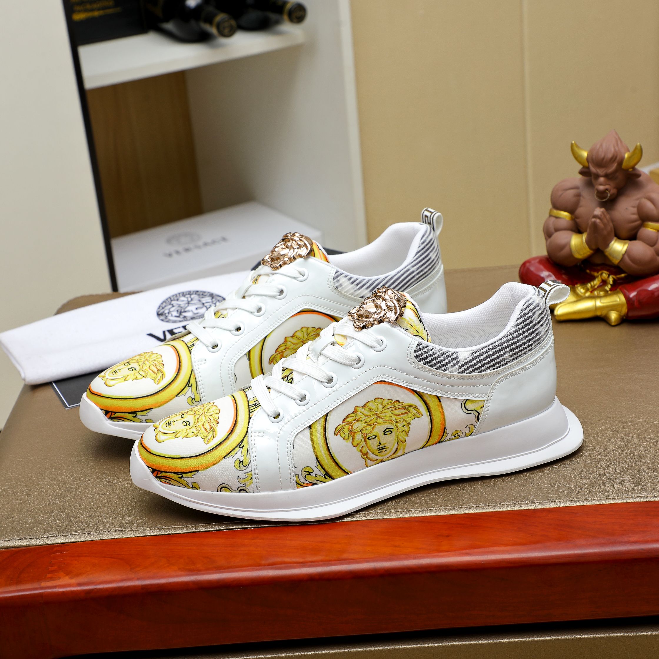 Versace Medusa Graphic Low-Top Sneakers White/Gold