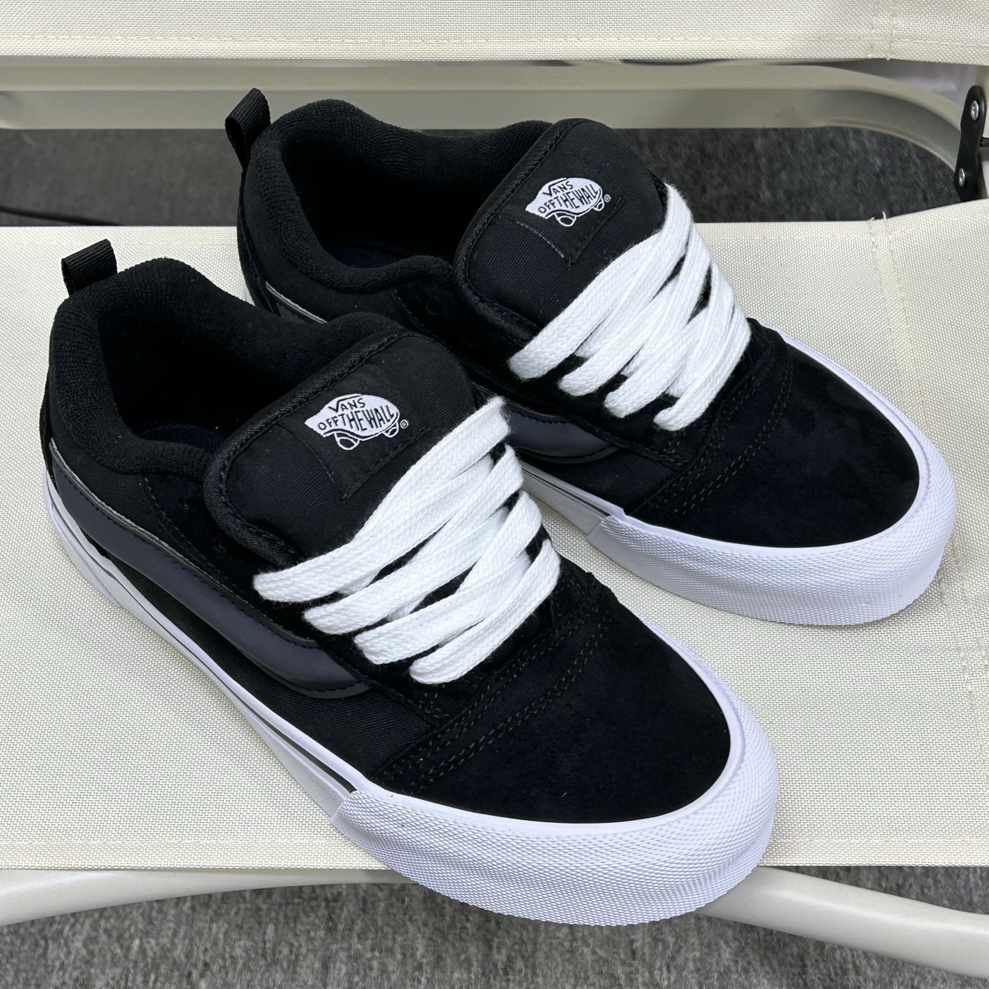 Vans Knu Skool Low-Top Skate Shoes Black/White