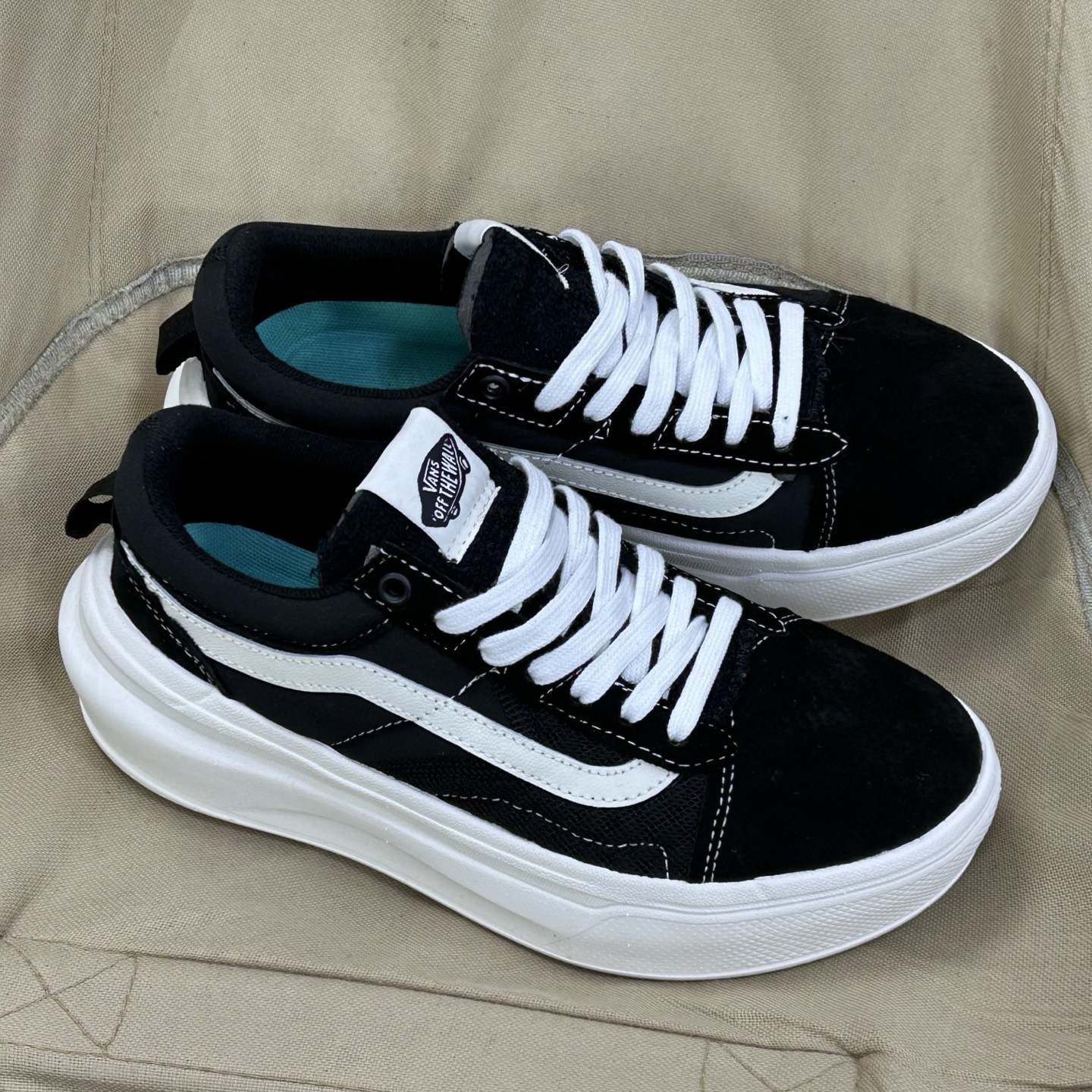 Vans Old Skool Overt ComfyCush Sneakers Black/White