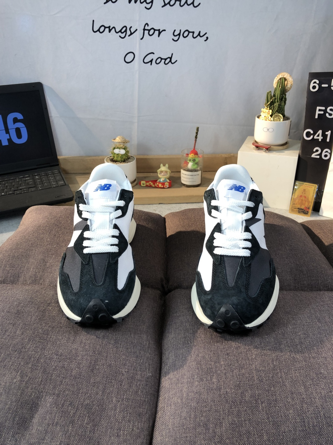 New Balance 327 Retro Runner Sneakers Black/White