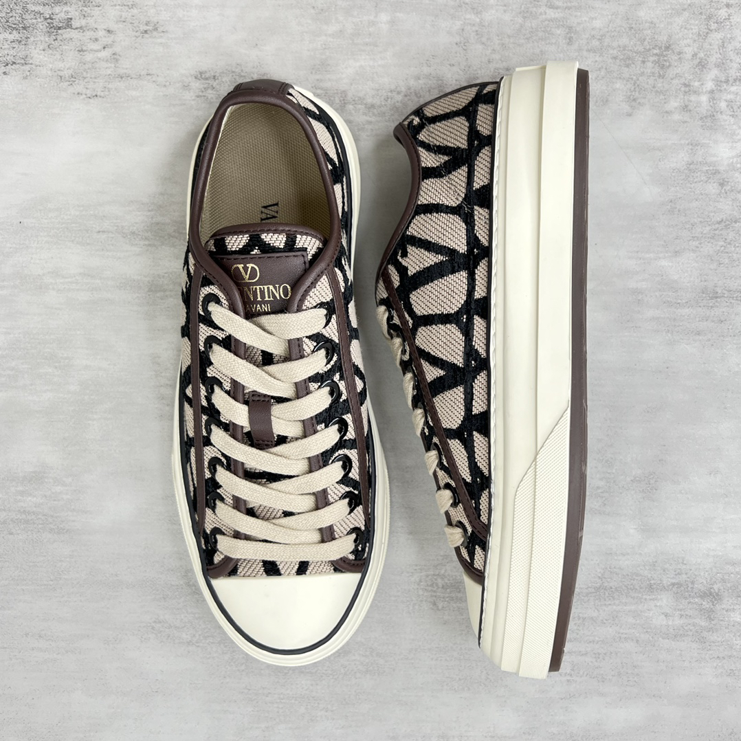 Valentino Garavani V Logo Low-Top Sneakers Beige/Black