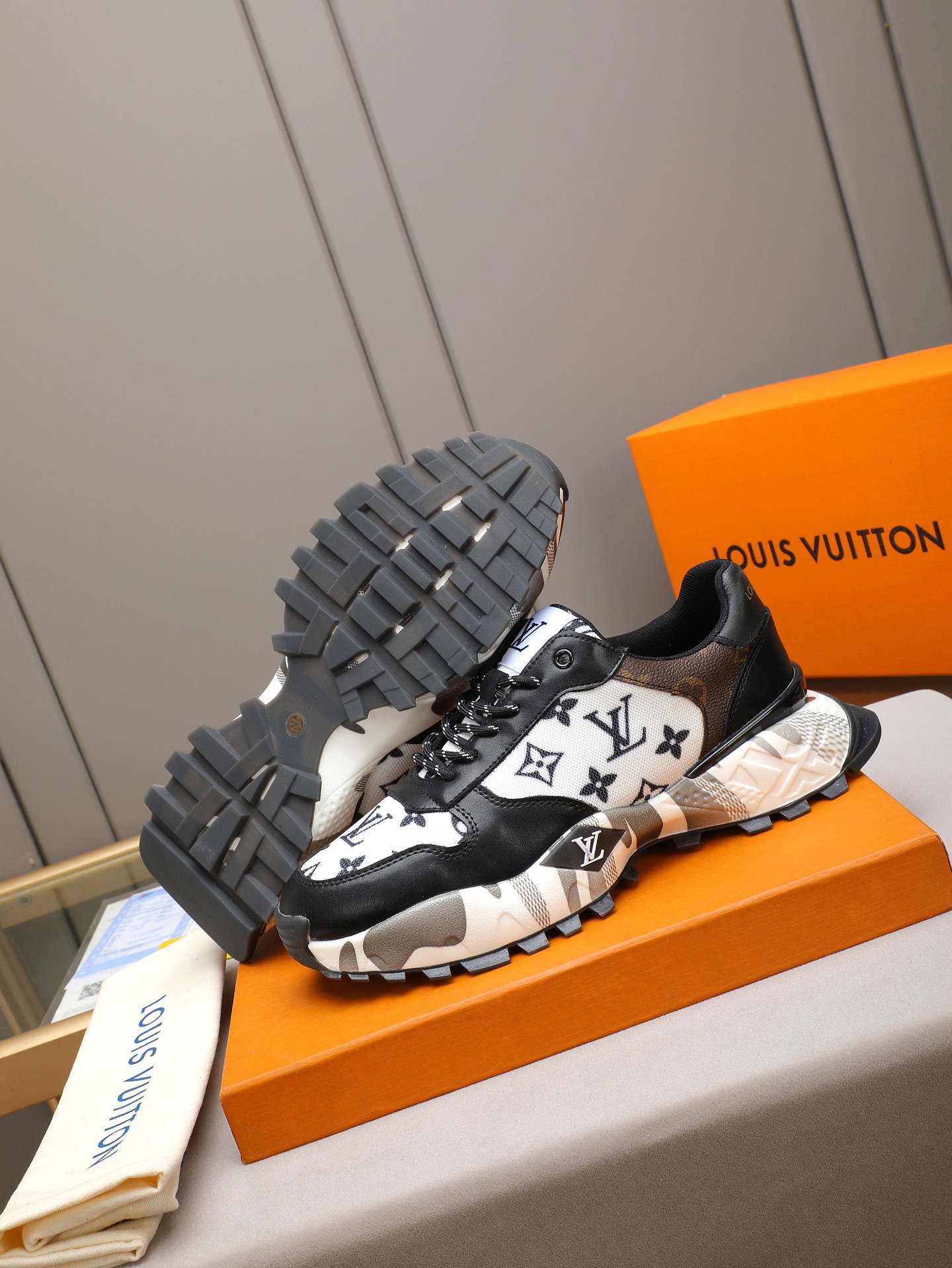Louis Vuitton Monogram Runner Sneakers Breathable Casual Black/White