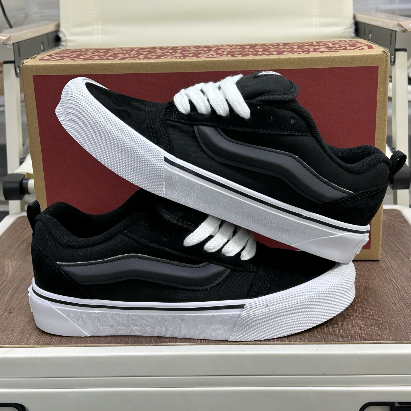 Vans Knu Skool Low-Top Skate Shoes Black/White