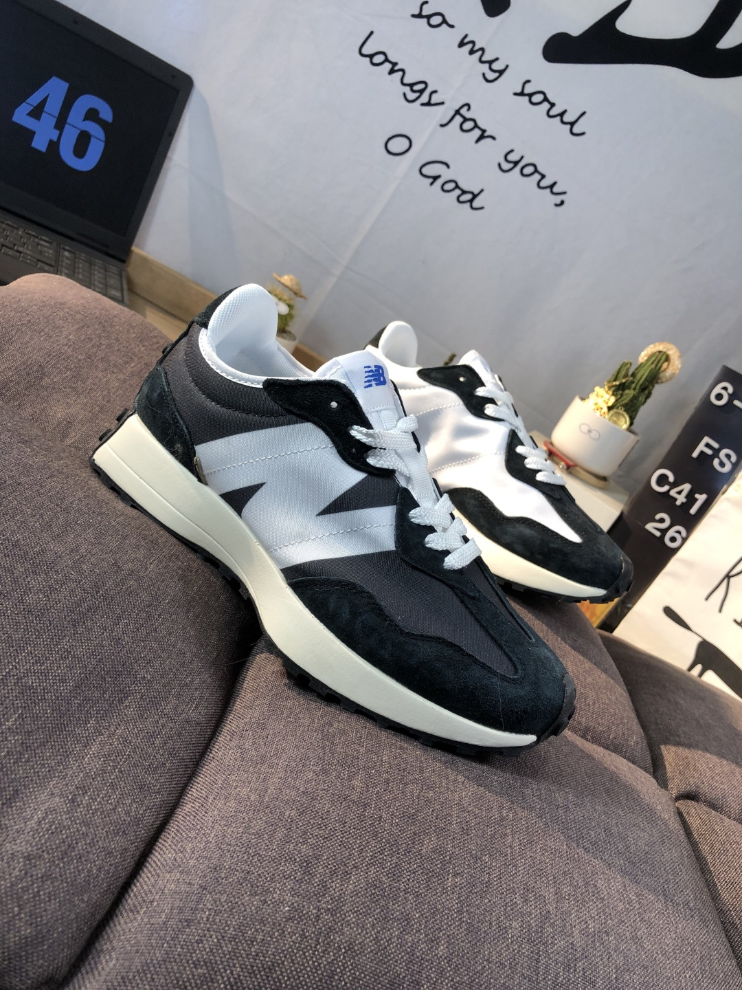 New Balance 327 Retro Runner Sneakers Black/White