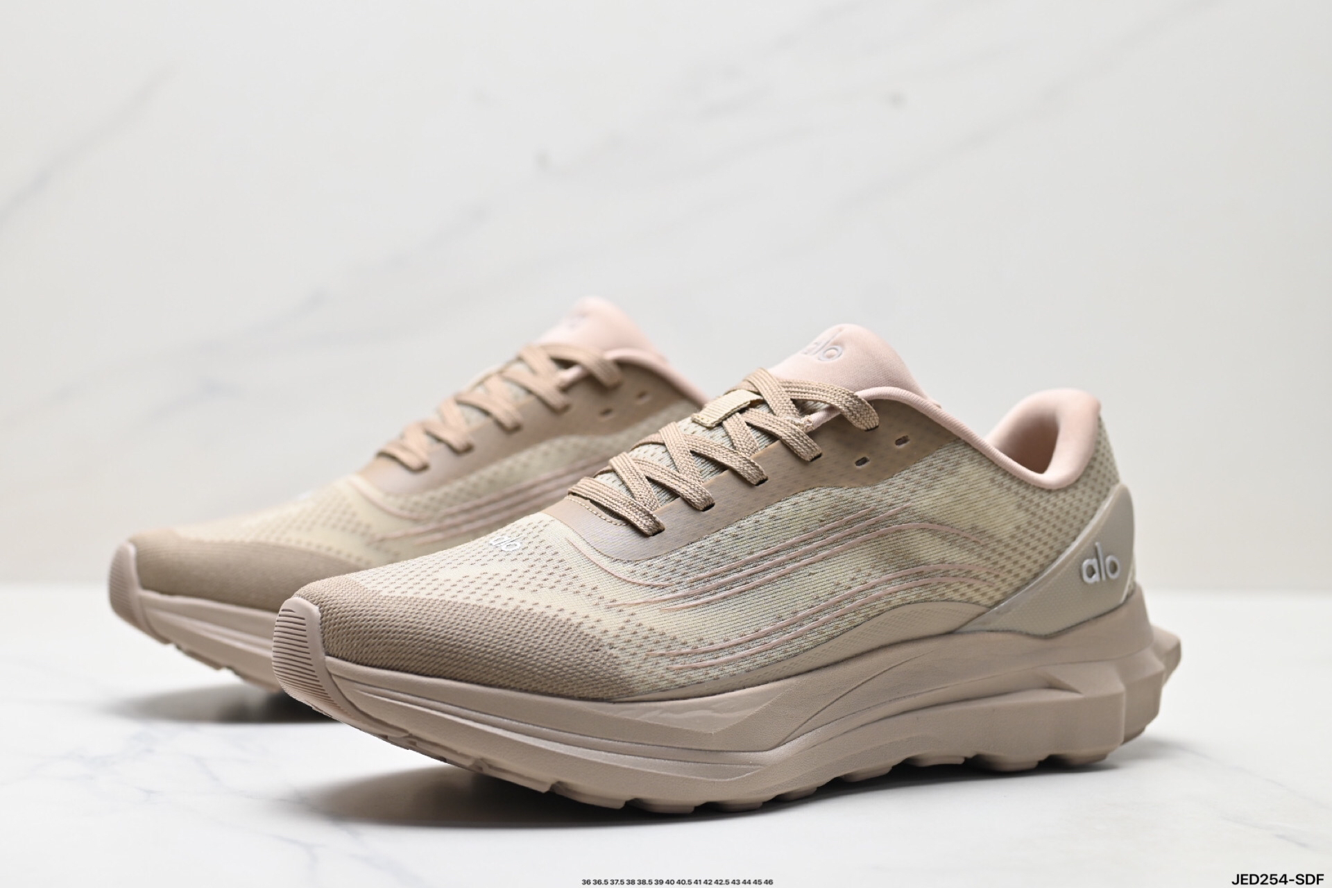 Alo Yoga Alo Runner Sneakers Beige