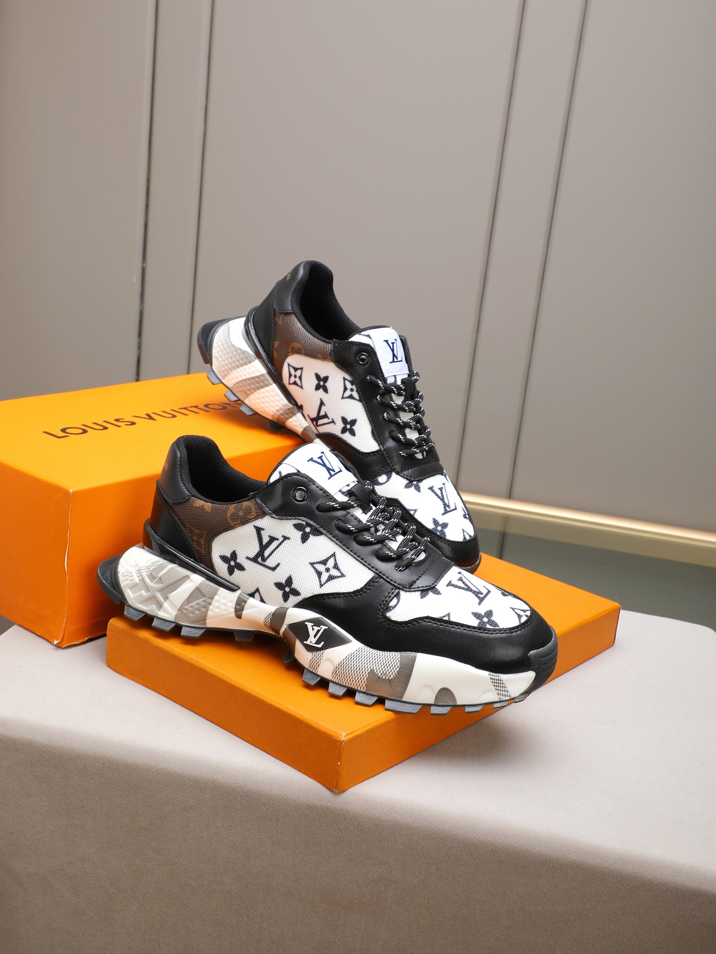 Louis Vuitton Monogram Runner Sneakers Breathable Casual Black/White