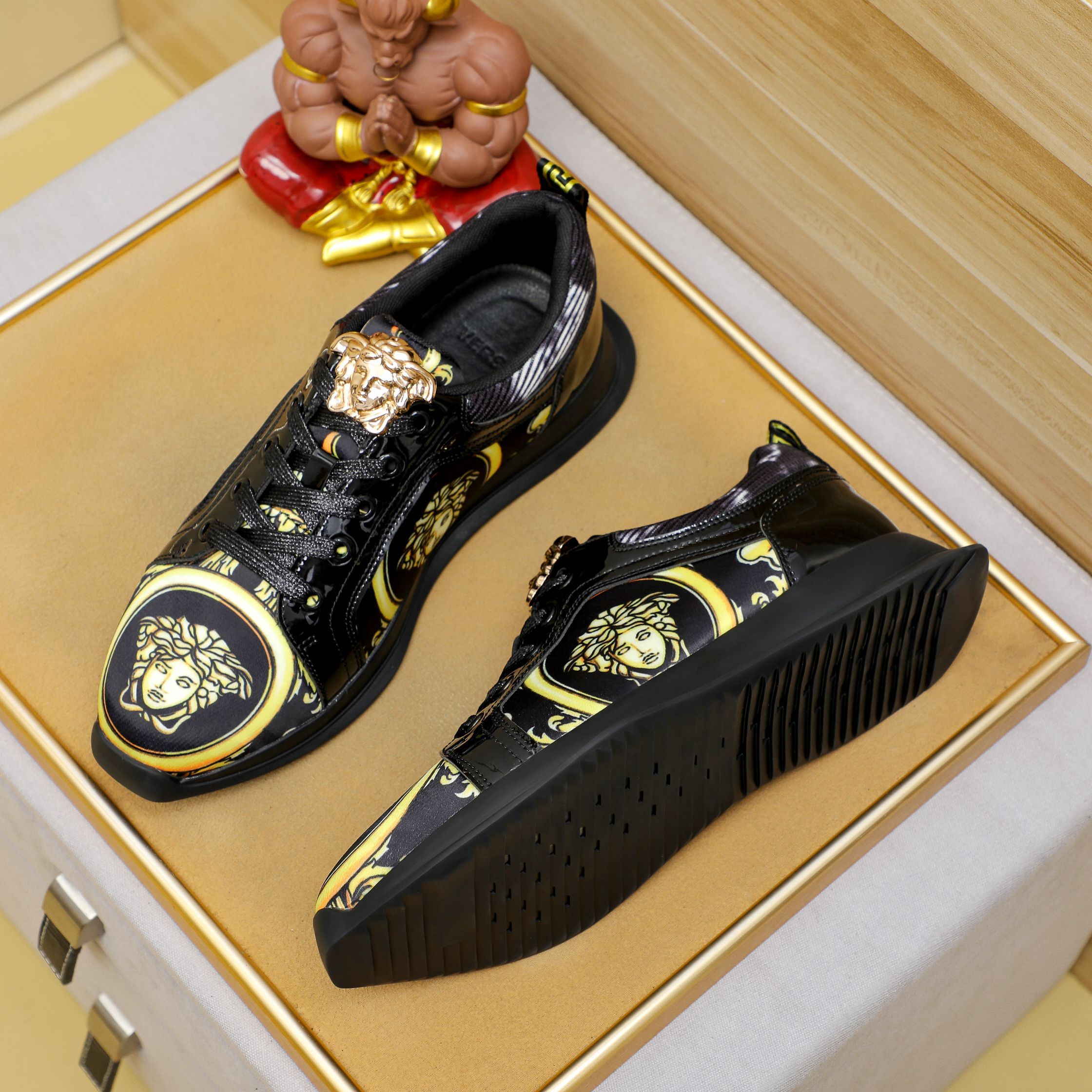 Versace Medusa Print Low-Top Sneakers Black/Gold