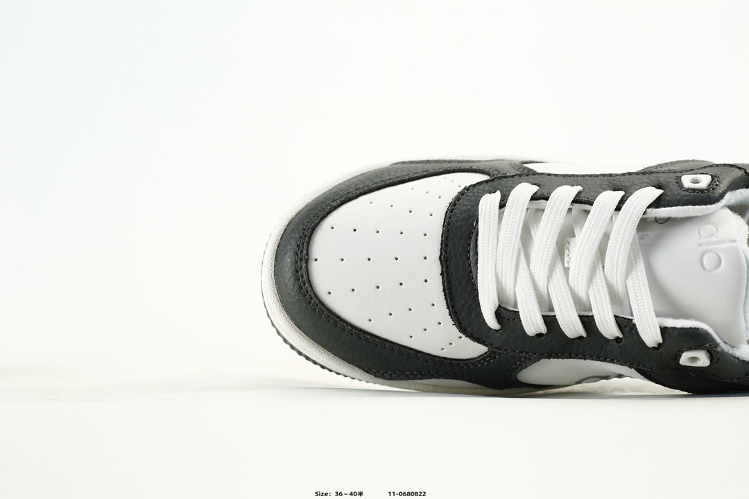 Alo Yoga Alo Runner Low-Top Sneakers Black/White