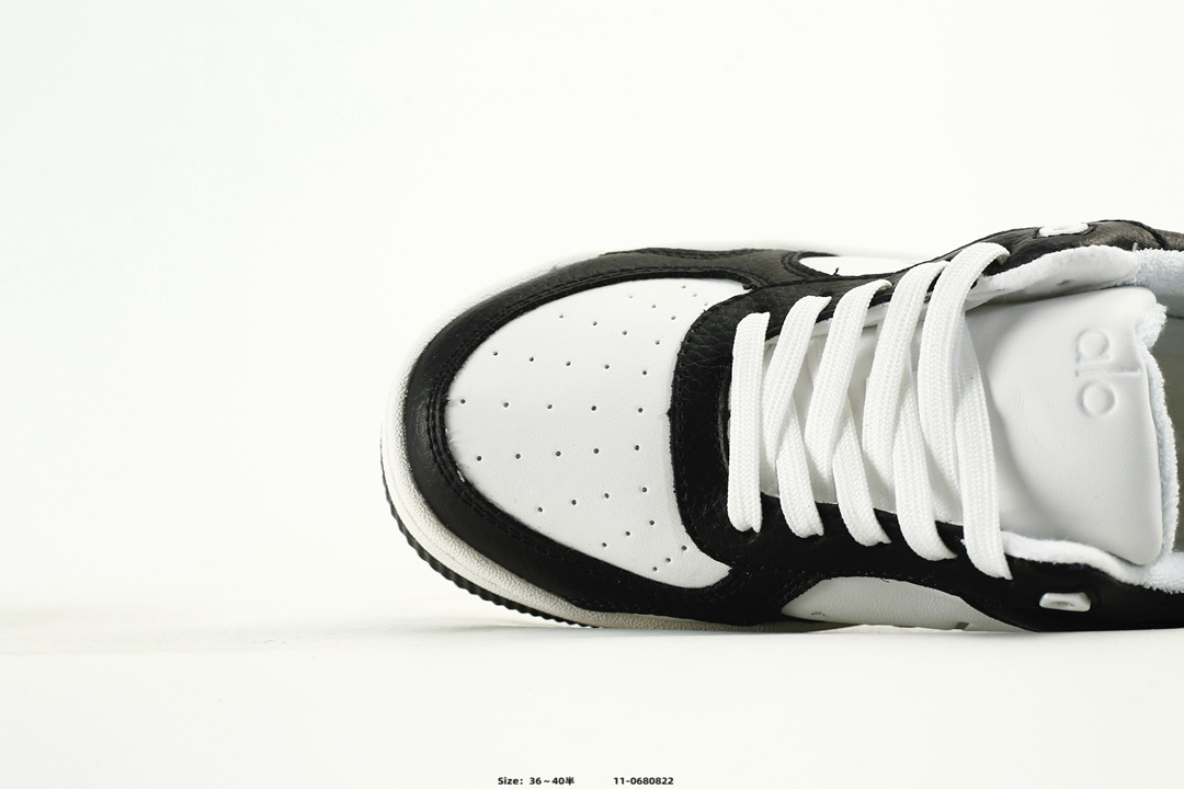 Alo Yoga Runner Low-Top Sneakers Black/White