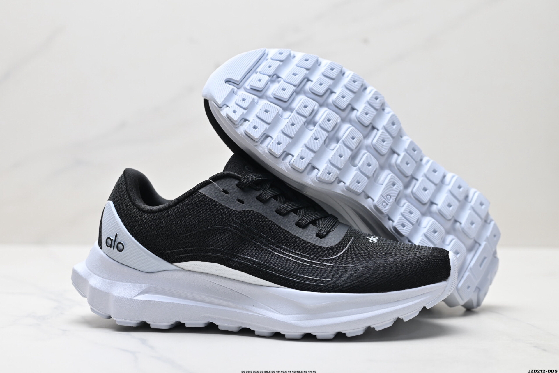 Alo Yoga Alo Runner Breathable Running Shoes Black/White
