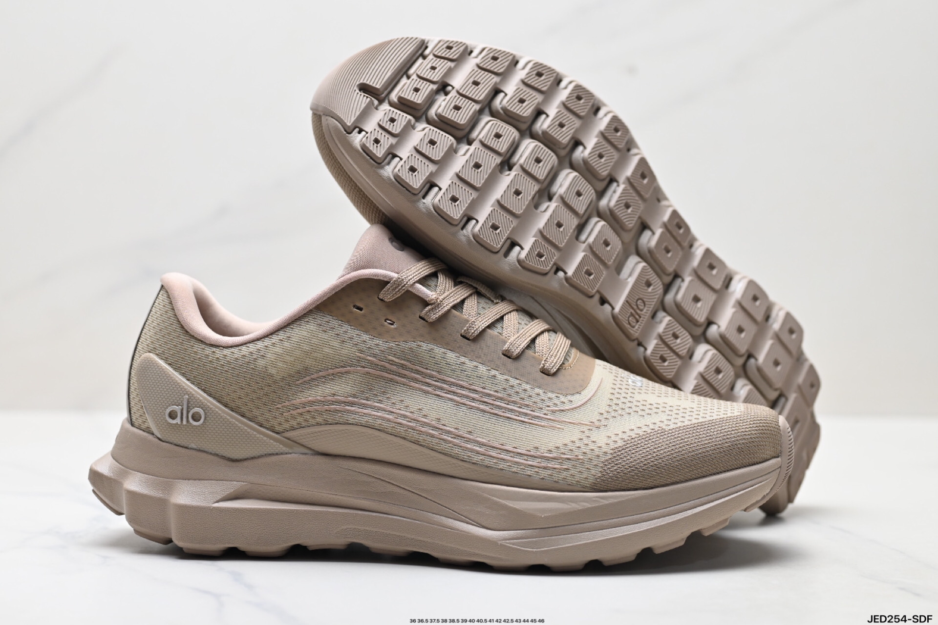 Alo Yoga Alo Runner Sneakers Beige