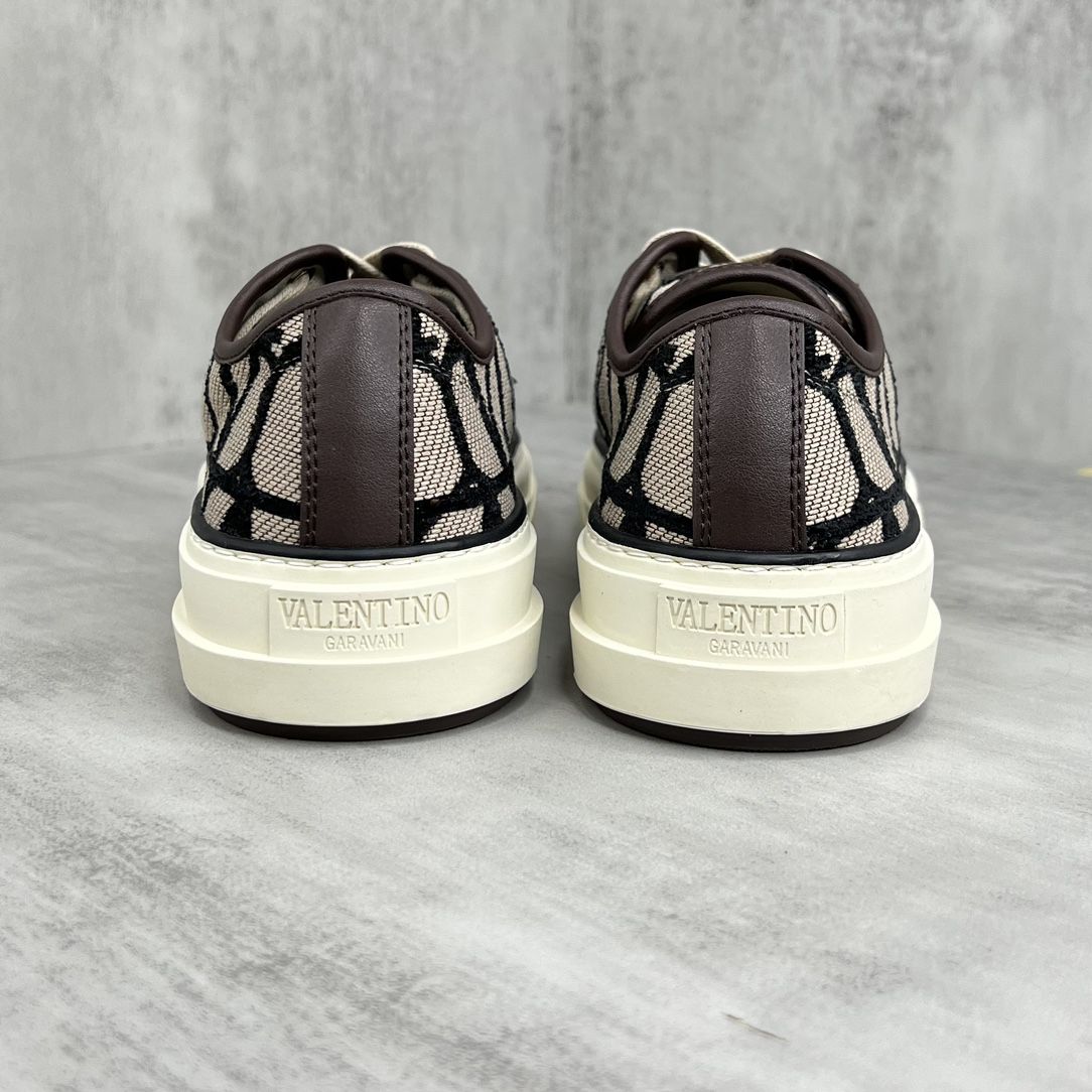 Valentino Garavani V Logo Low-Top Sneakers Beige/Black