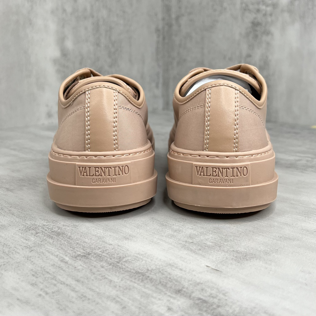 Valentino Garavani TotaloopV Low-Top Sneakers Beige