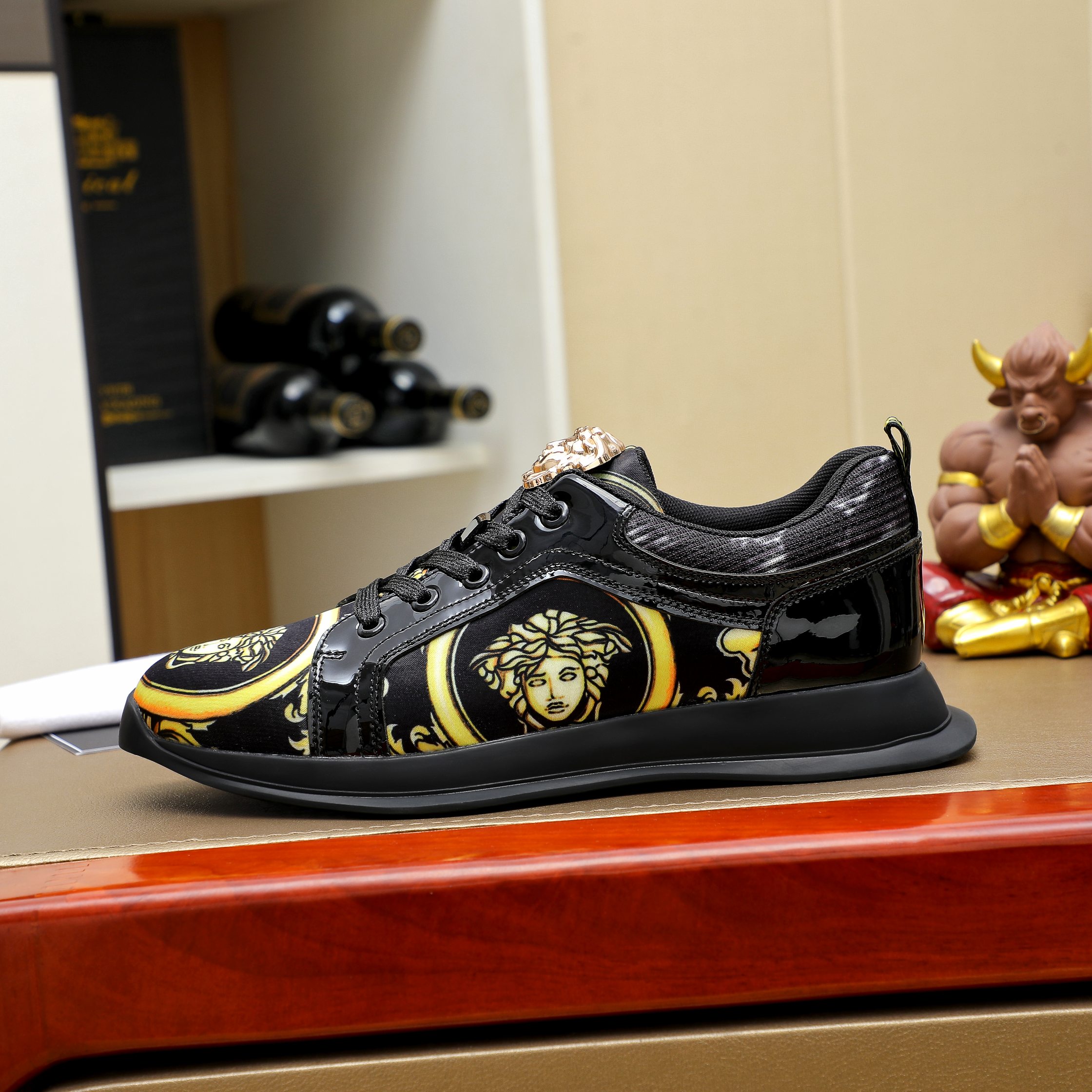 Versace Medusa Print Low-Top Sneakers Black/Gold