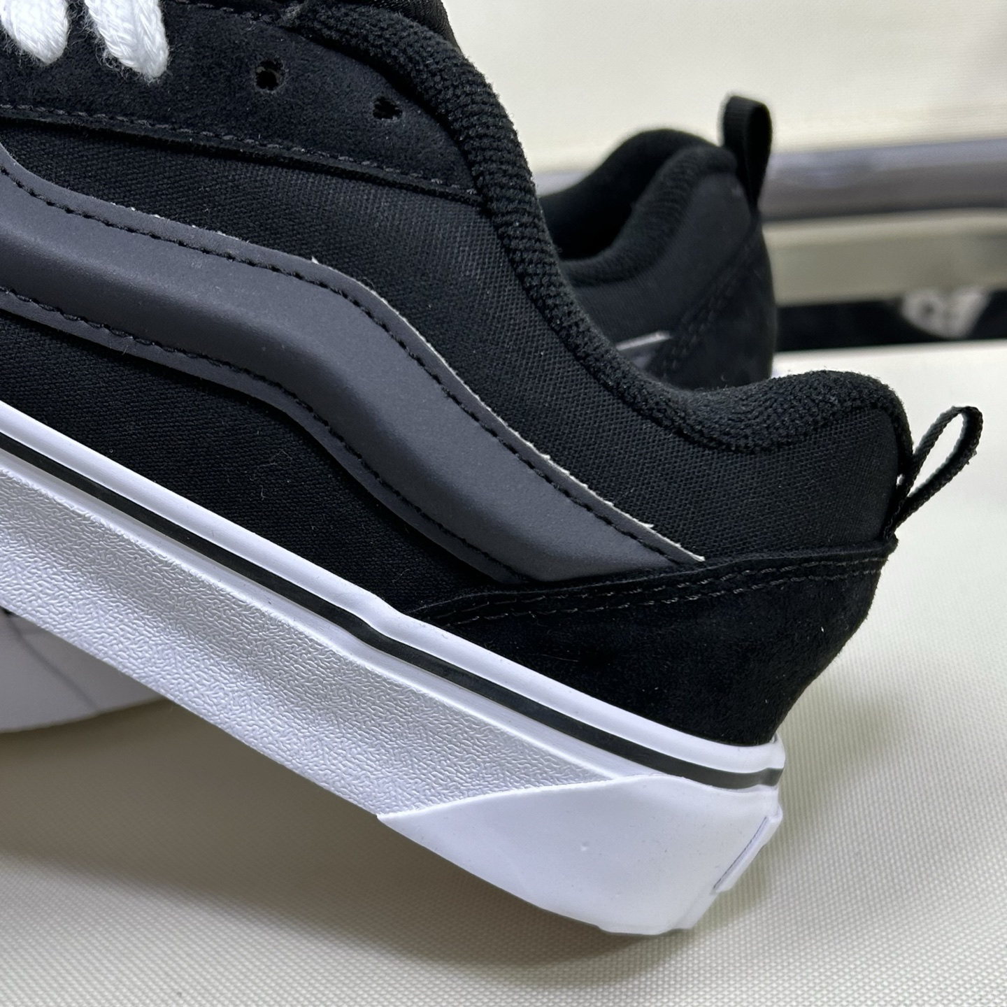 Vans Knu Skool Low-Top Skate Shoes Black/White