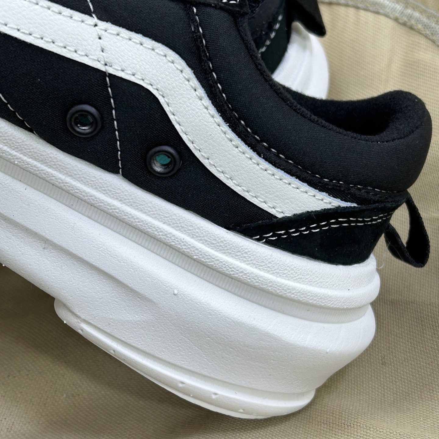 Vans Old Skool Overt ComfyCush Sneakers Black/White