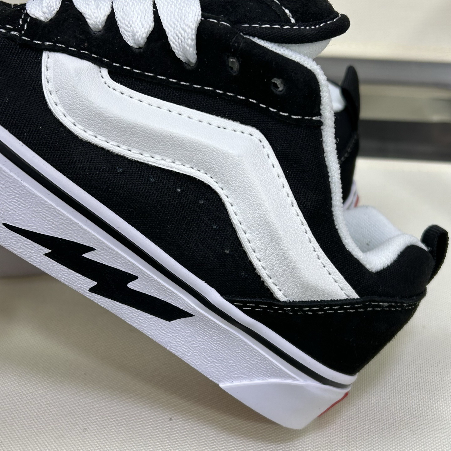 Vans Knu Skool Low Skate Sneakers Black/White