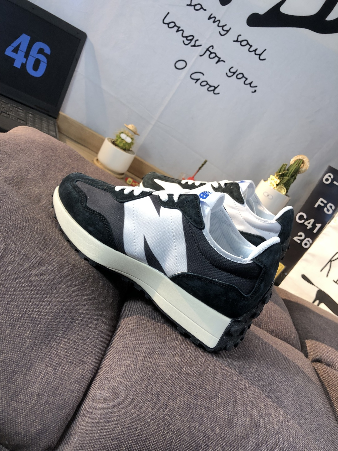 New Balance 327 Retro Runner Sneakers Black/White