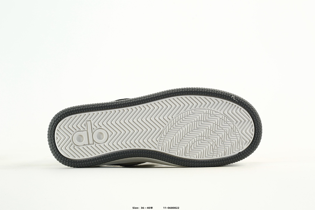 Alo Yoga Alo Runner Low-Top Sneakers Black/White