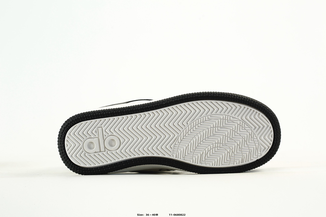 Alo Yoga Runner Low-Top Sneakers Black/White