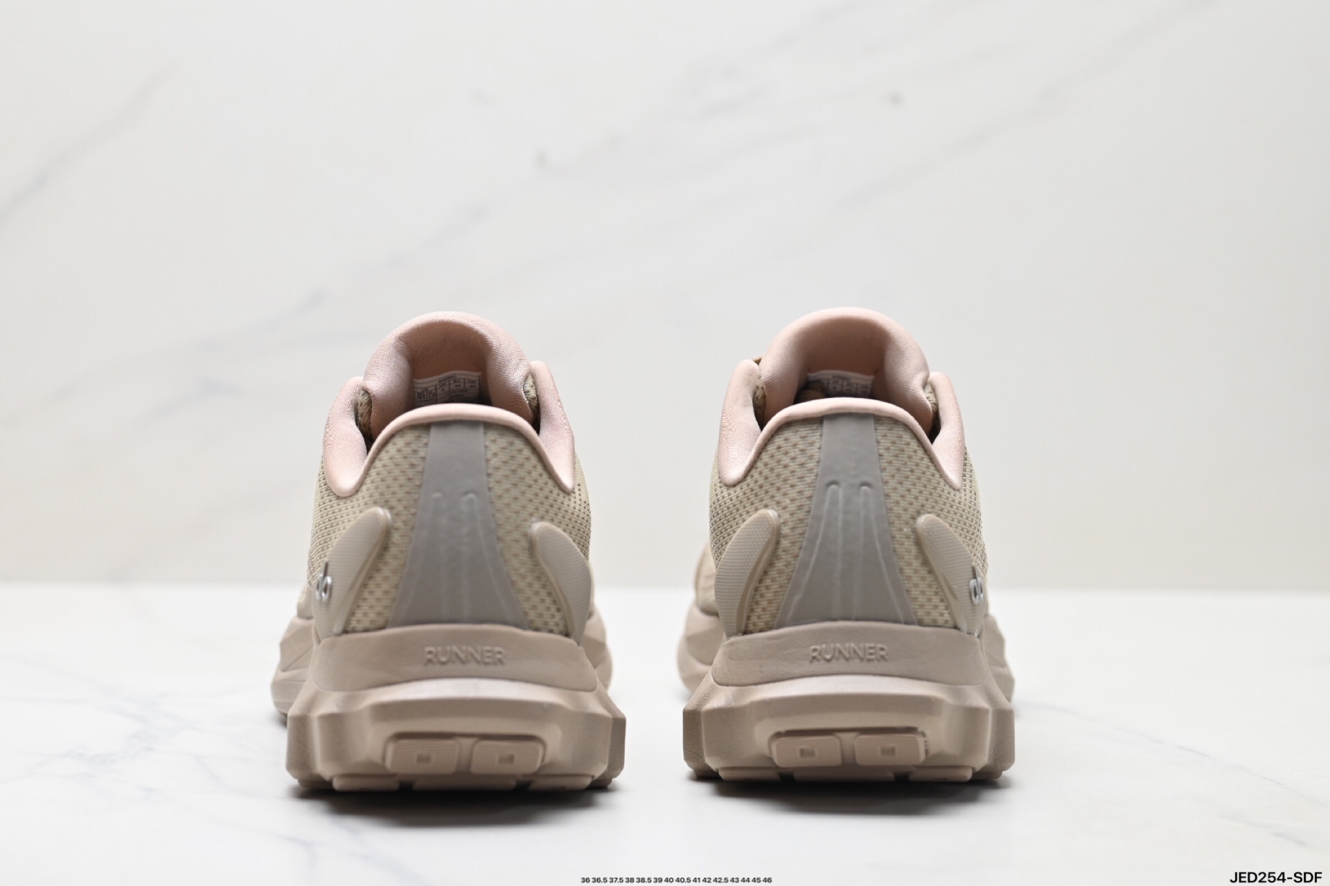 Alo Yoga Alo Runner Sneakers Beige