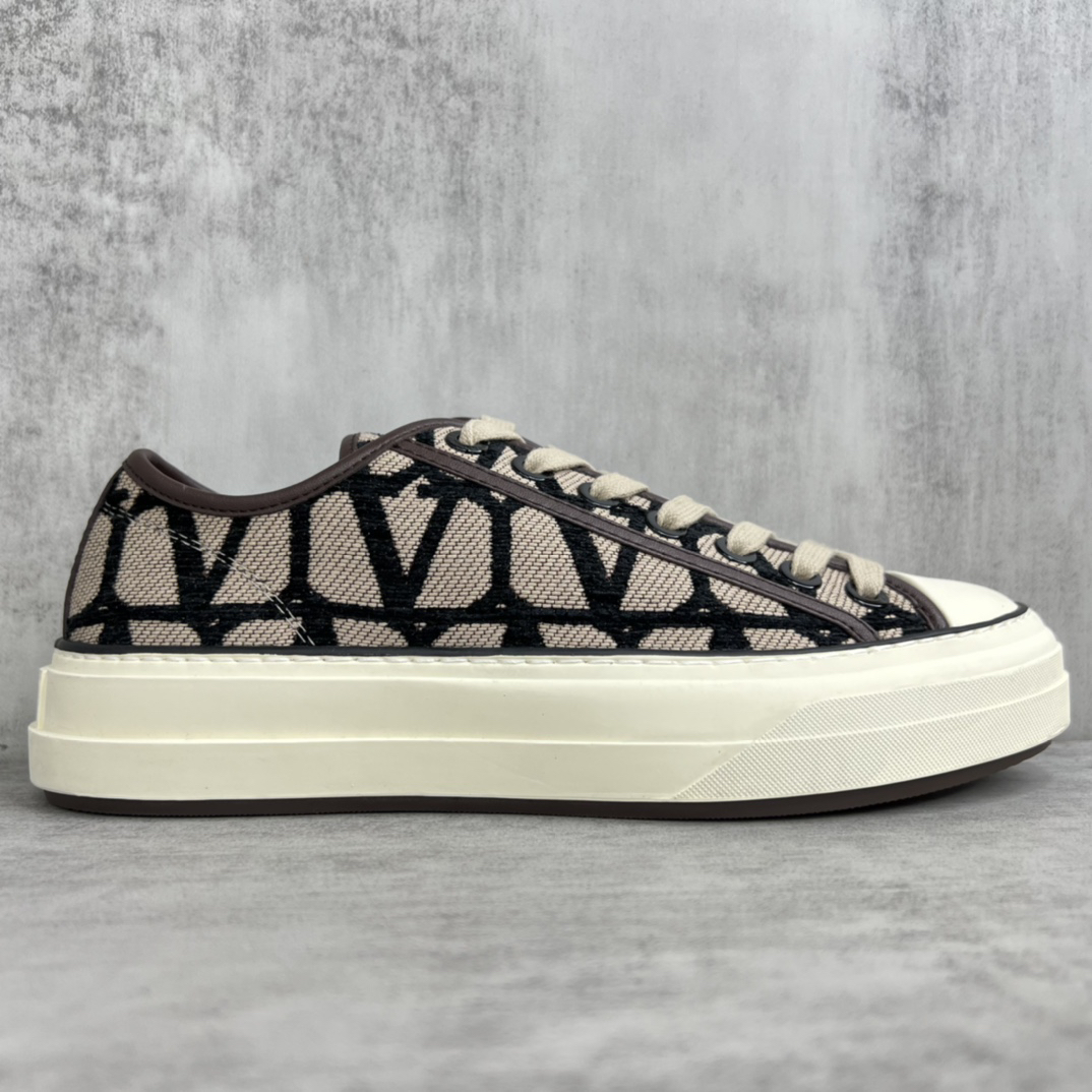 Valentino Garavani V Logo Low-Top Sneakers Beige/Black