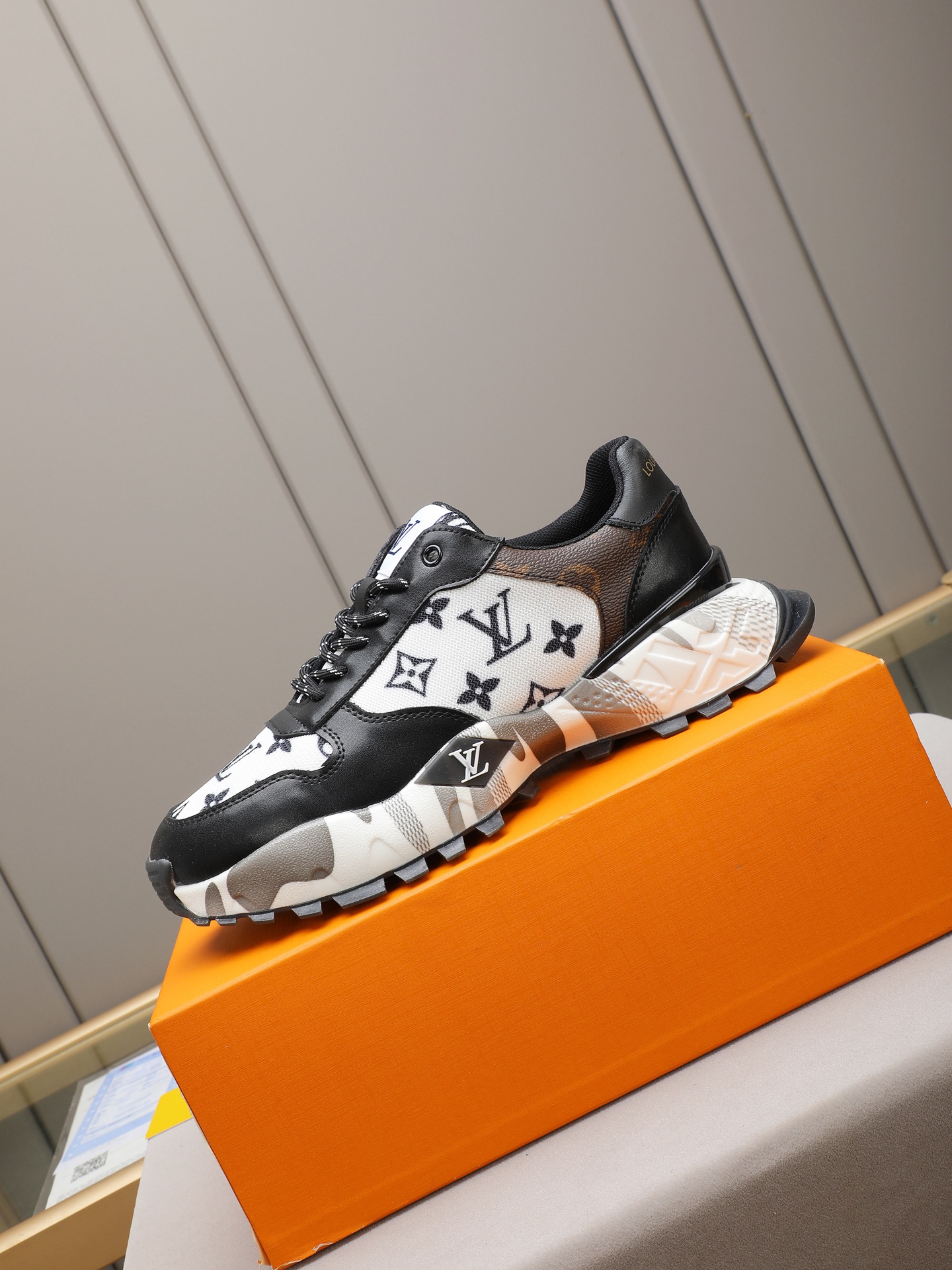 Louis Vuitton Monogram Runner Sneakers Breathable Casual Black/White