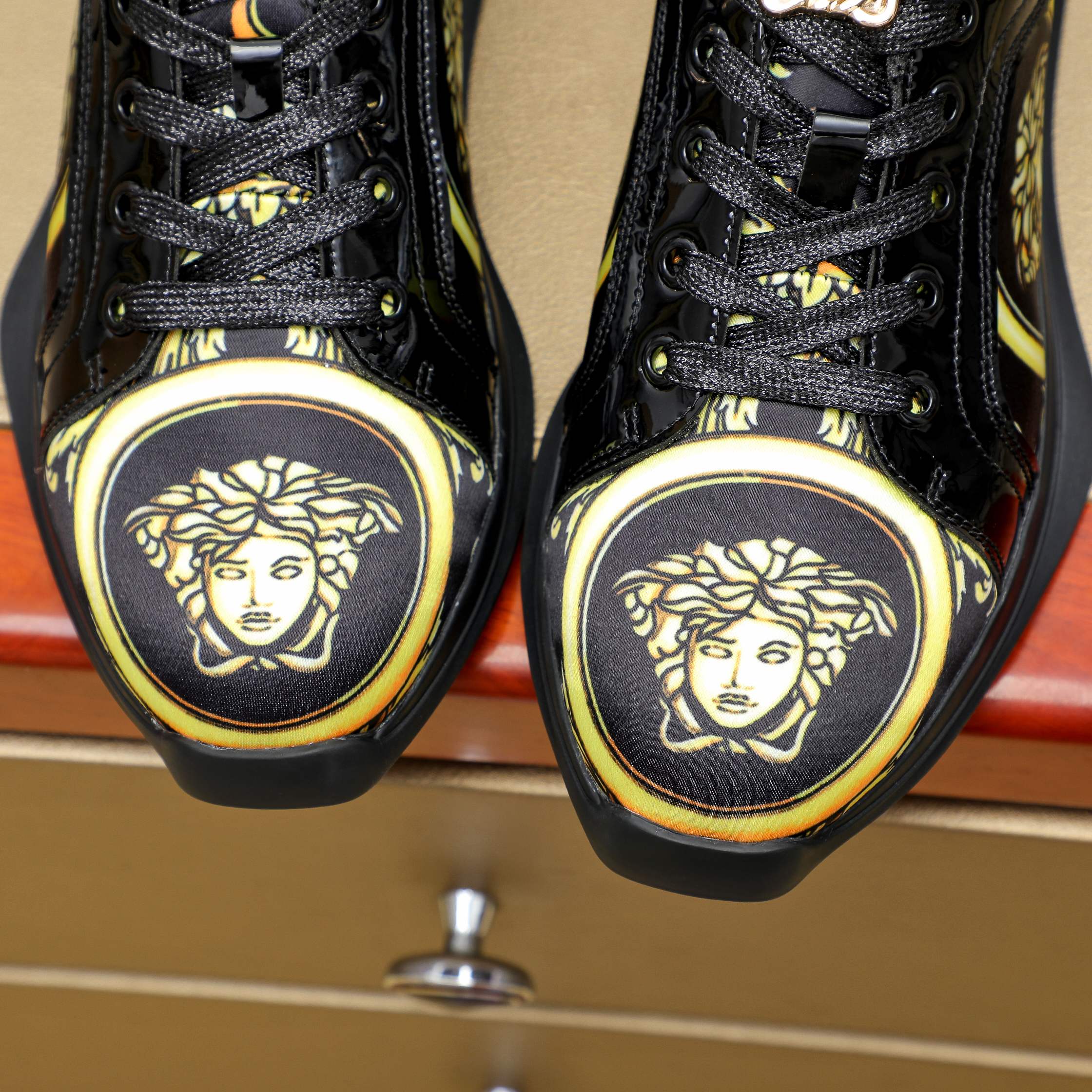 Versace Medusa Print Low-Top Sneakers Black/Gold